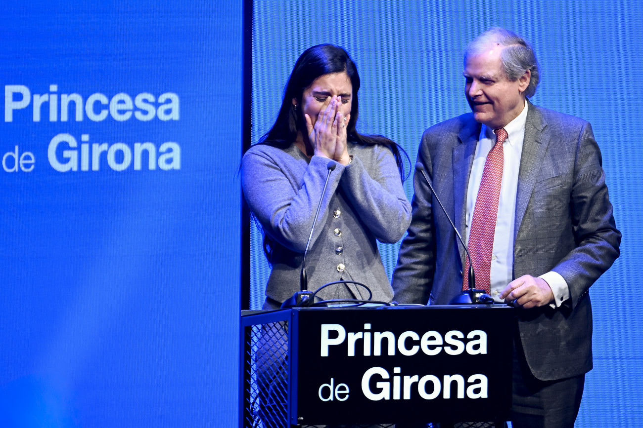 Patricia Aymà, emocionada, en el moment de conèixer el seu premi, el 24 de febrer a Osca. Apareix acompanyada pel president de la Fundació Princesa de Girona, Francisco Belil Creixell.