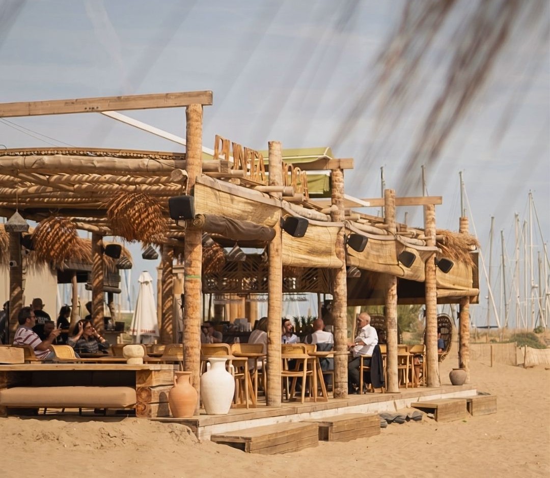 L’accés a Punta Roca es fa travessant una duna situada al final de Port Ginesta. El fet que no sigui fàcilment accessible és un dels seus encants.