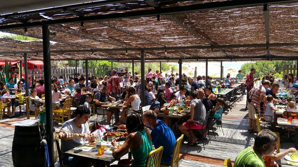 El restaurant Kauai, sota l’ombra del pinar, és molt freqüentat per famílies i parelles que passen el dia a la platja de Gavà.