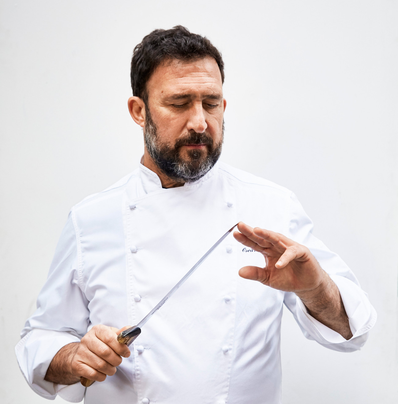 El xef Óscar Manresa impulsa una fundació que connecta la restauració amb entitats socials.