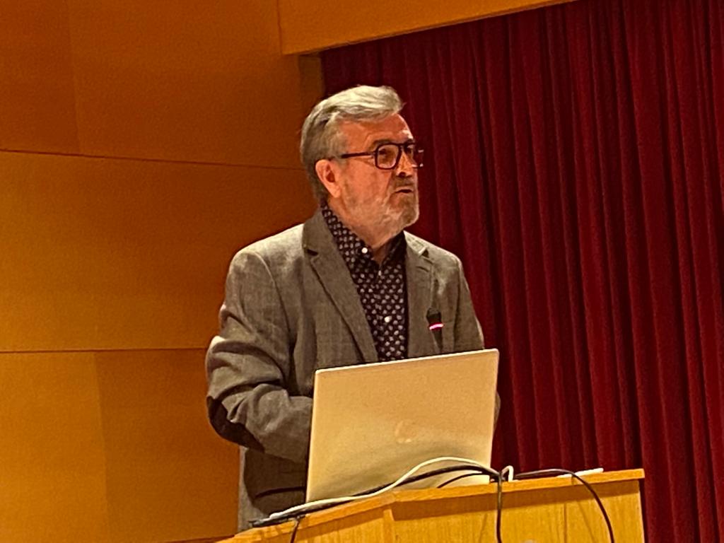 Manolo Garrido durant la presentació del llibre «Ràdio l’Hospitalet: la comunicació perduda», del qual és autor d’un capítol perquè també va treballar en aquesta emissora