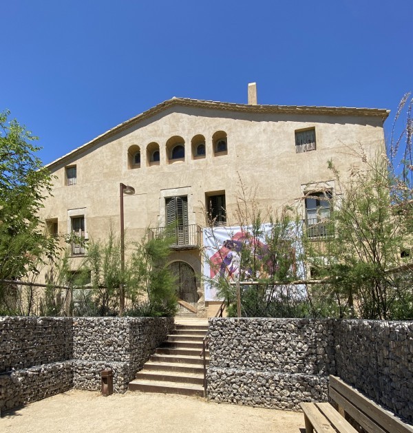 Imatge actual de Can Freixes. Ara la masia forma part d’un parc després d’una intervenció de l’AMB