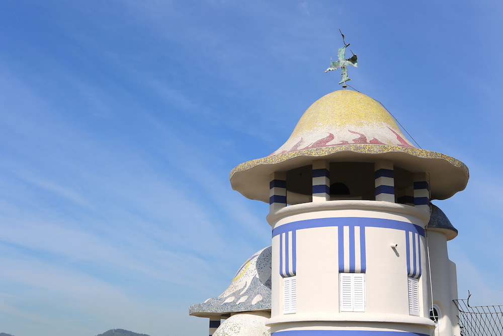La Torre de la Creu destaca per les seves formes singulars i per l´estil imaginatiu característic de Josep Maria Jujol. Font: Consorci de Turisme del Baix Llobregat