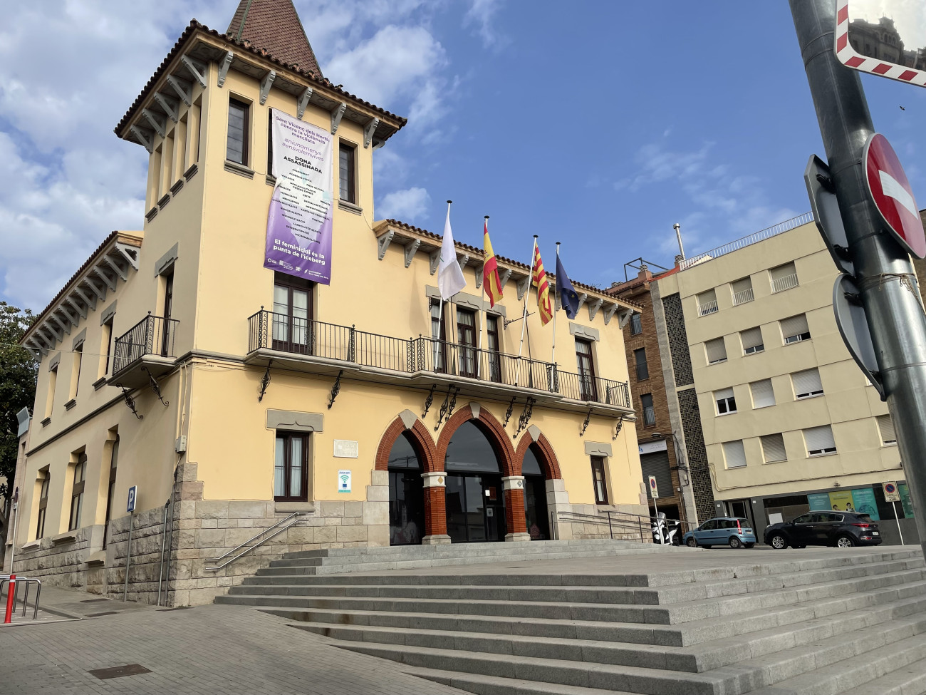 Façana principal de l’Ajuntament, nucli des d’on es coordina el teixit de les 22 entitats culturals del municipi