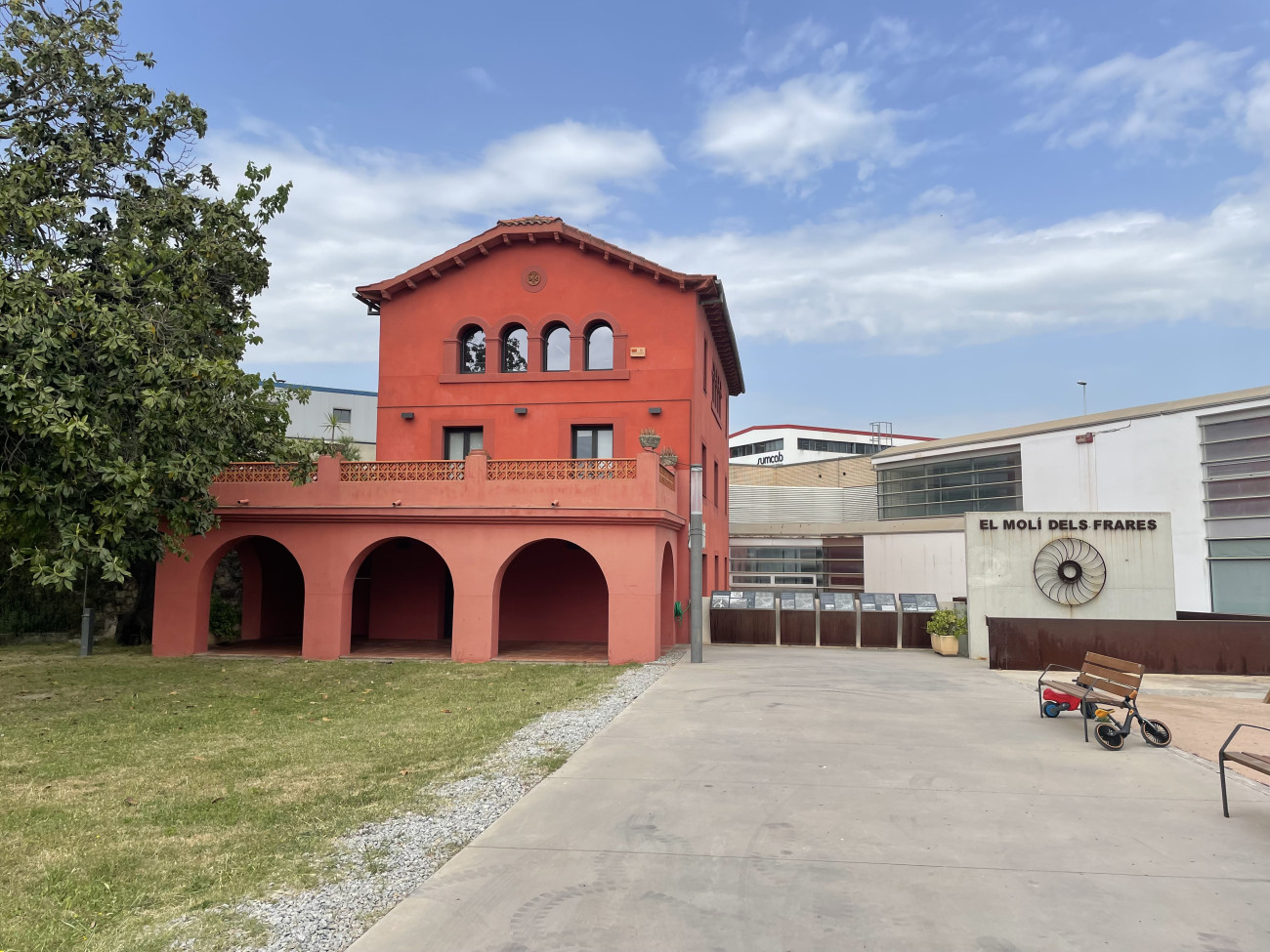 El Molí dels Frares, vestigi medieval del segle XIV que avui funciona com un dels principals actius culturals de la vila