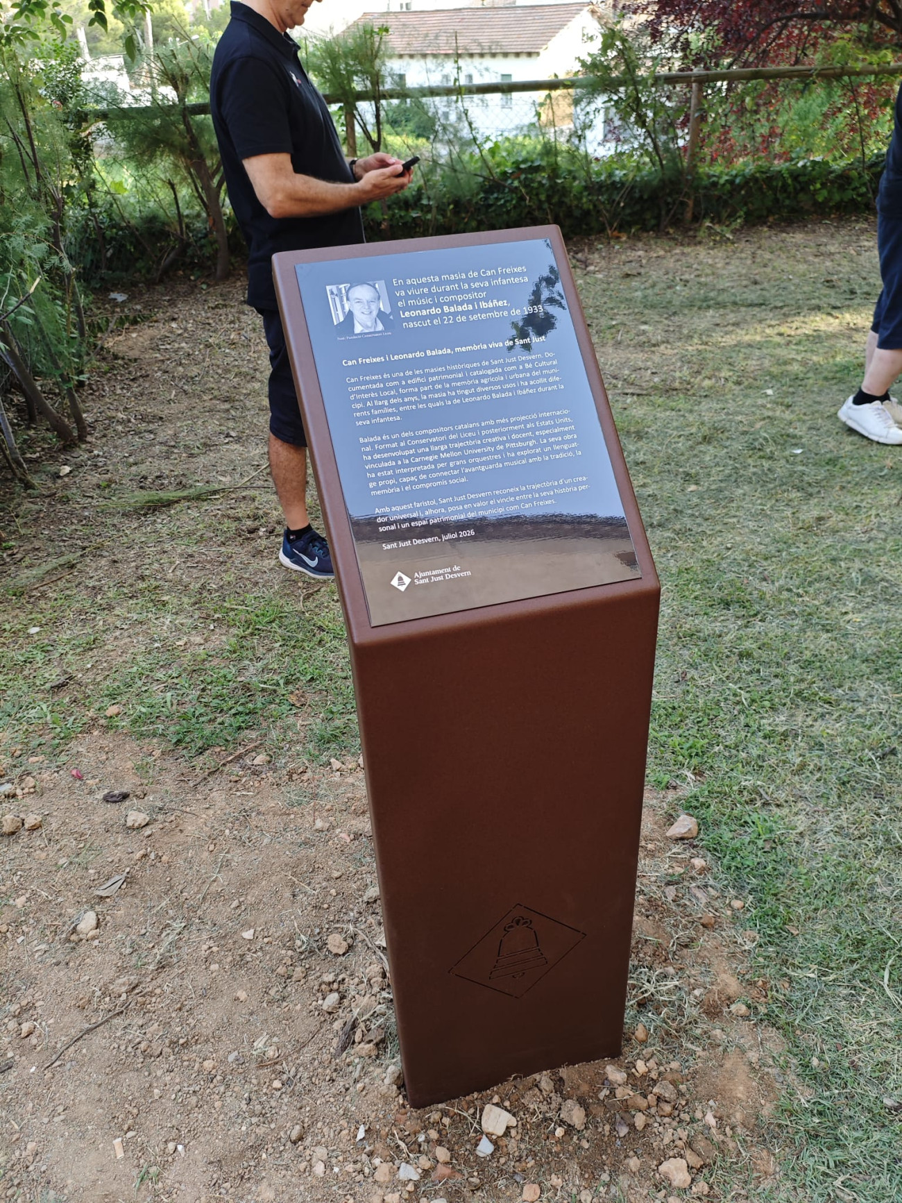  Placa commemorativa descoberta al parc Can Freixes de Sant Just Desvern del seu il·lustre veí i un dels més destacats amBAIXadors del Baix Llobregat