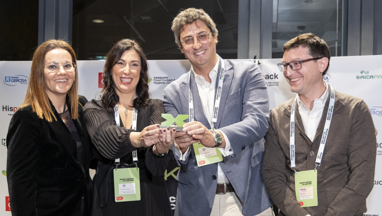 Estefanía Parra aparece en esta imagen celebrando el premio a la “Empresa Más Activa” en la Nit del Packaging de hace dos años, un reconocimiento al compromiso de su empresa con la innovación, la sostenibilidad y la colaboración