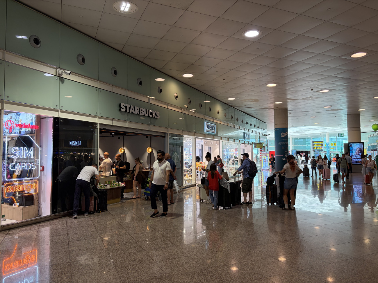 La restauració i el comerç ocupen un paper central als espais d’espera de l’Aeroport Josep Tarradellas Barcelona-El Prat. Foto: Raúl González