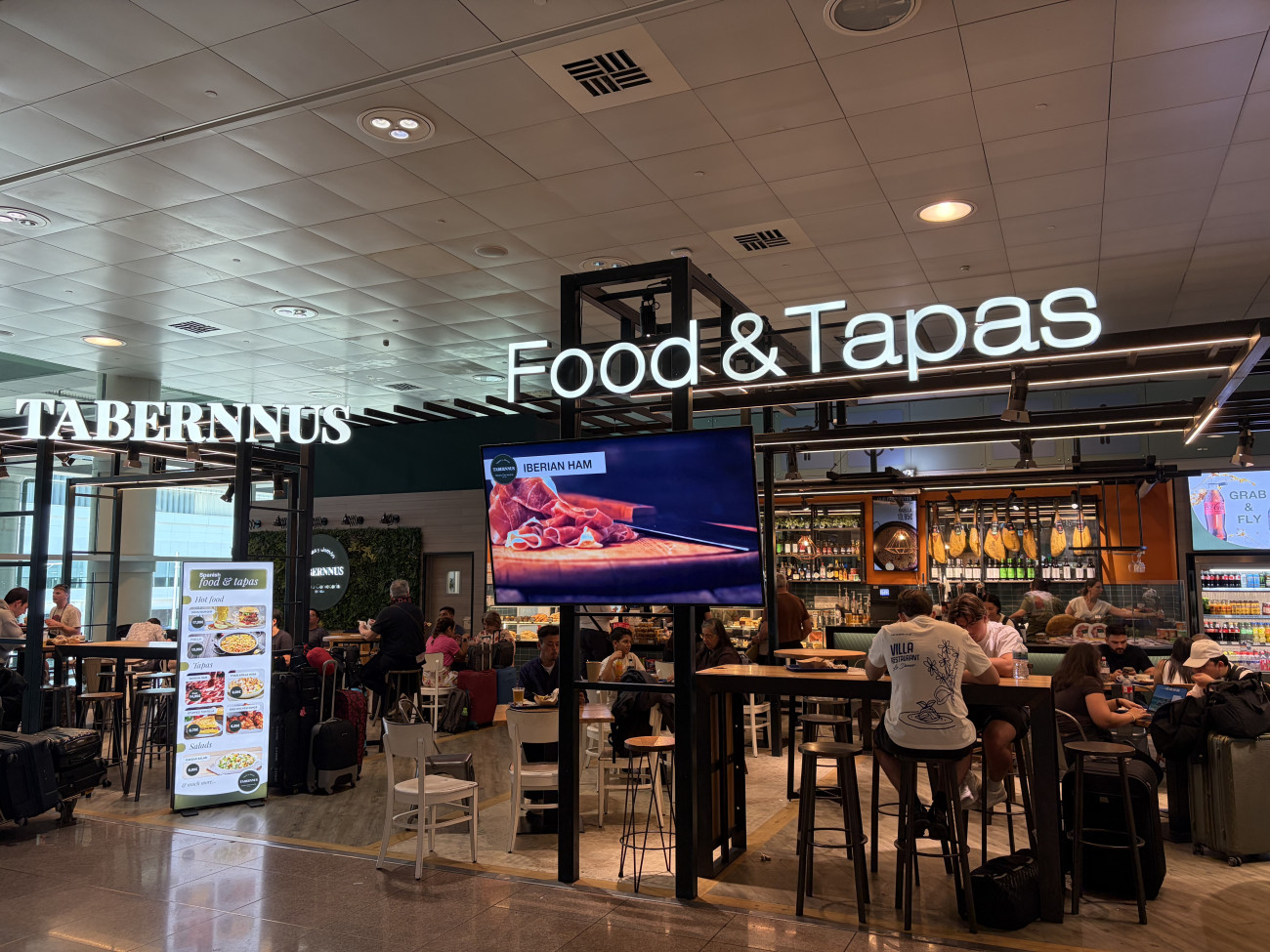 El restaurant Tabernnus, un dels establiments de restauració a l’Aeroport. Foto: Raúl González.