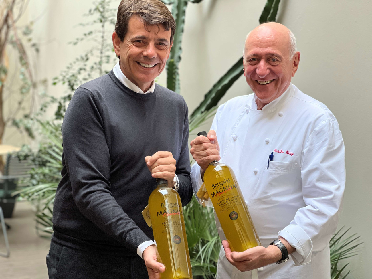 Francesc Bargalló (cuarta generación de la familia fundadora de Olis Bargalló), junto al chef Carles Gaig mostrando botellas mágnum de su excelente aceite.