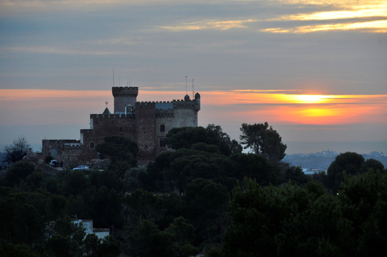 El castell de Castelldefels, fotografiat al vespre.