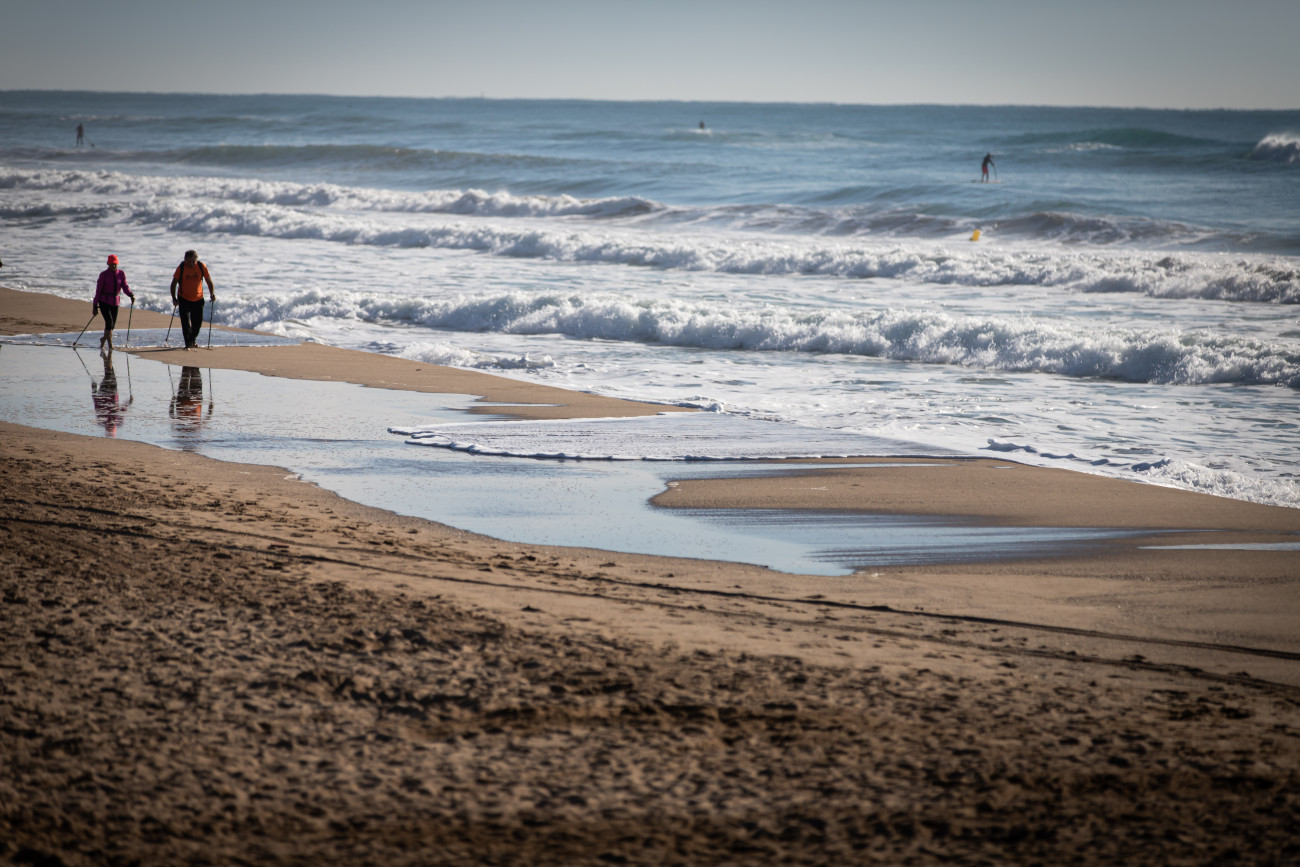 Les activitats saludables com la marxa nòrdica es practiquen pels 5 quilòmetres de platges de Castelldefels