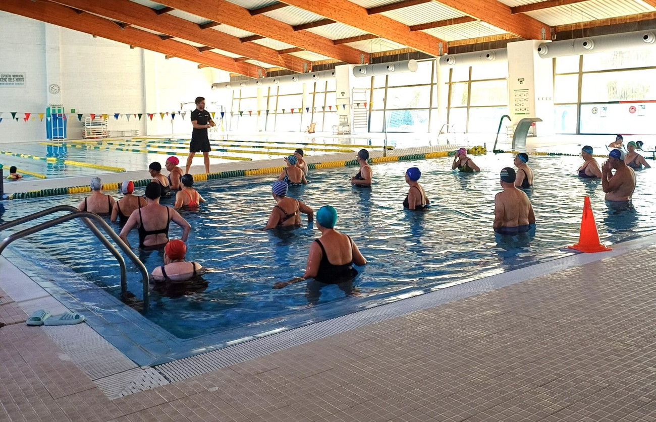 Una sesión de aquagym para personas mayores en una de las instalaciones municipales