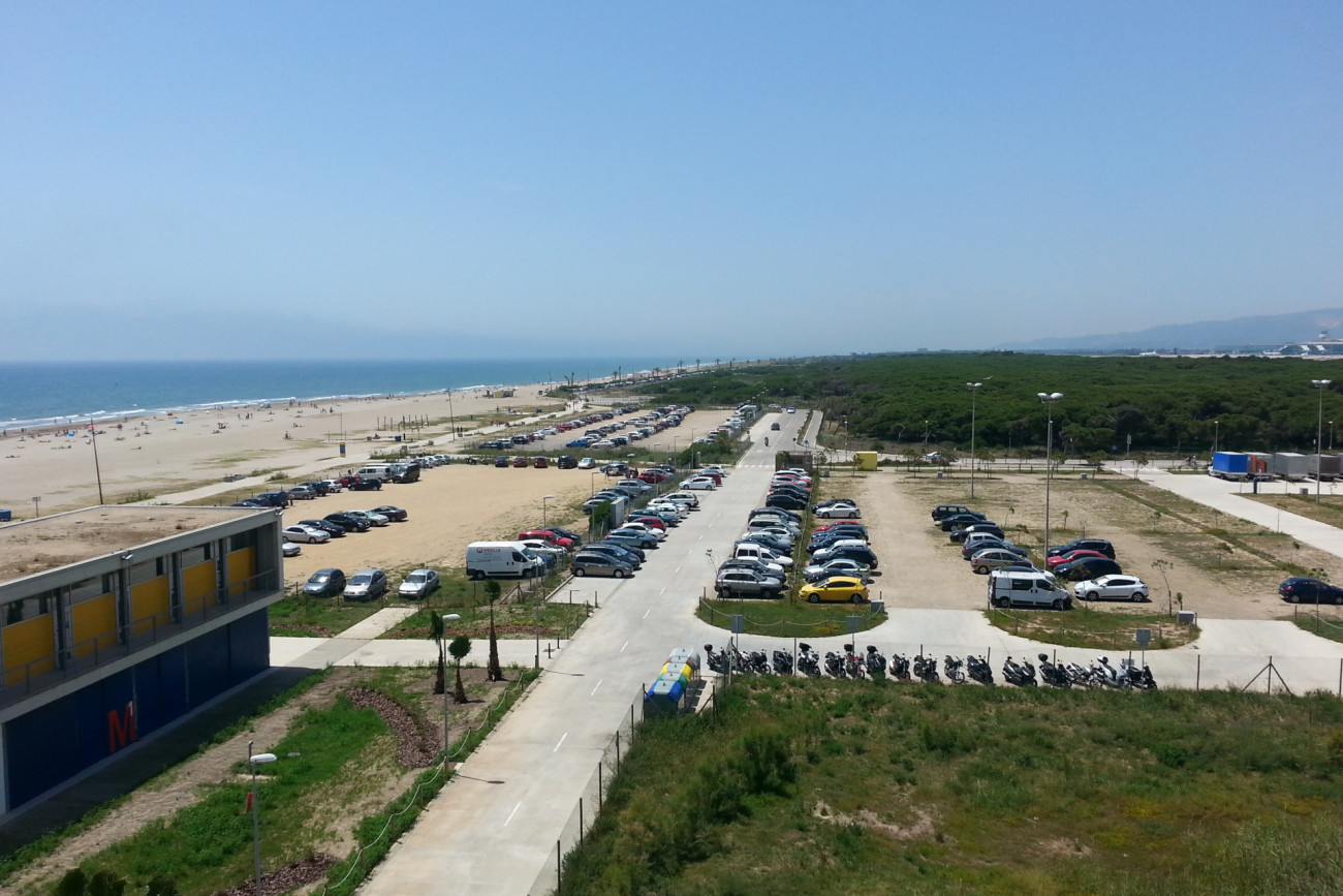 Las playas del Prat también mantienen en agosto sus tarifas por aparcar