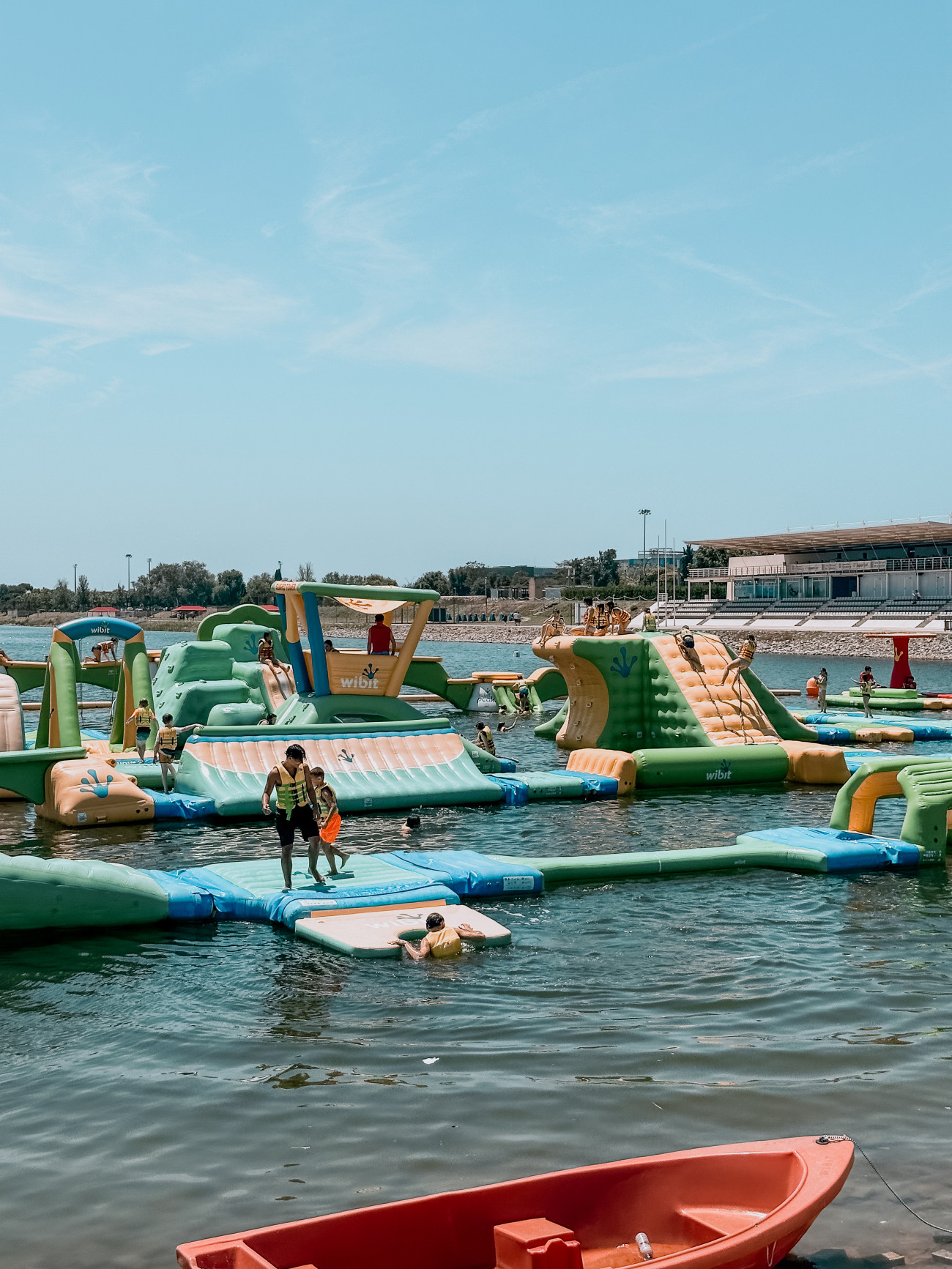 El canal a l’estiu és un parc d’atraccions aquàtiques 