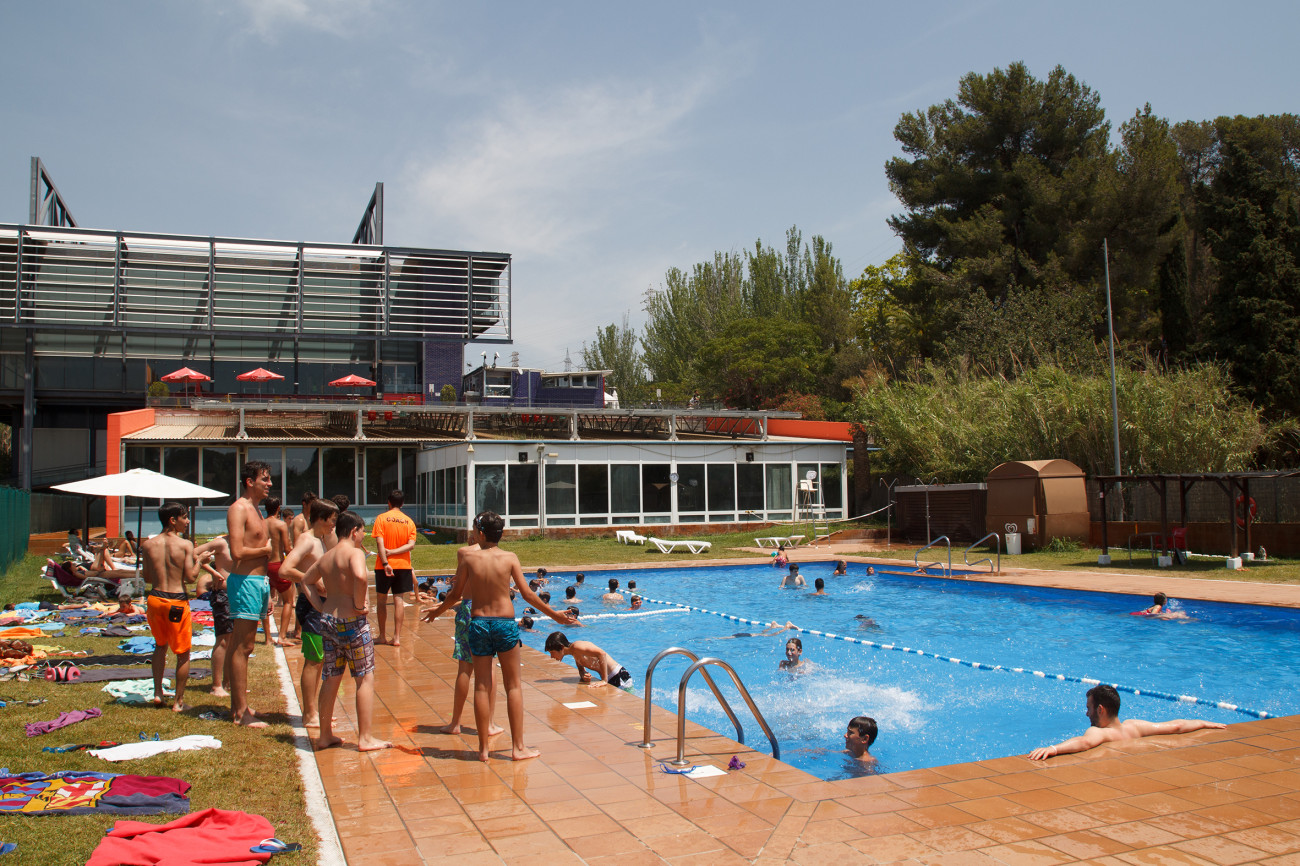 Piscina exterior del complejo deportivo La Bonaigua en Sant Just Desvern, uno de los principales espacios deportivos y de ocio del municipio. Fuente: Ayuntamiento de Sant Just Desvern.