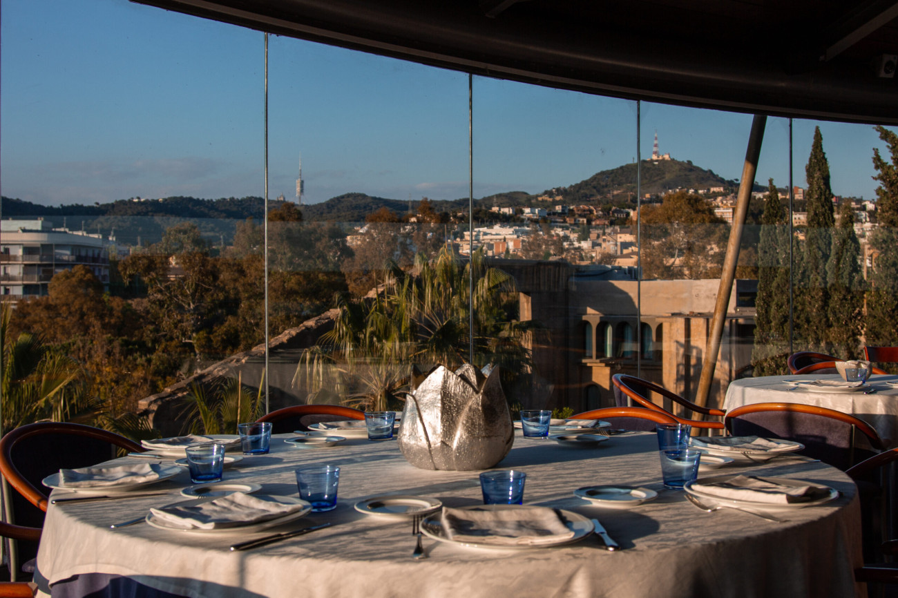 Interior del restaurante El Mirador de Sant Just Desvern, un espacio gastronómico con vistas privilegiadas del municipio. Fuente: Turismo Sant Just Desvern.