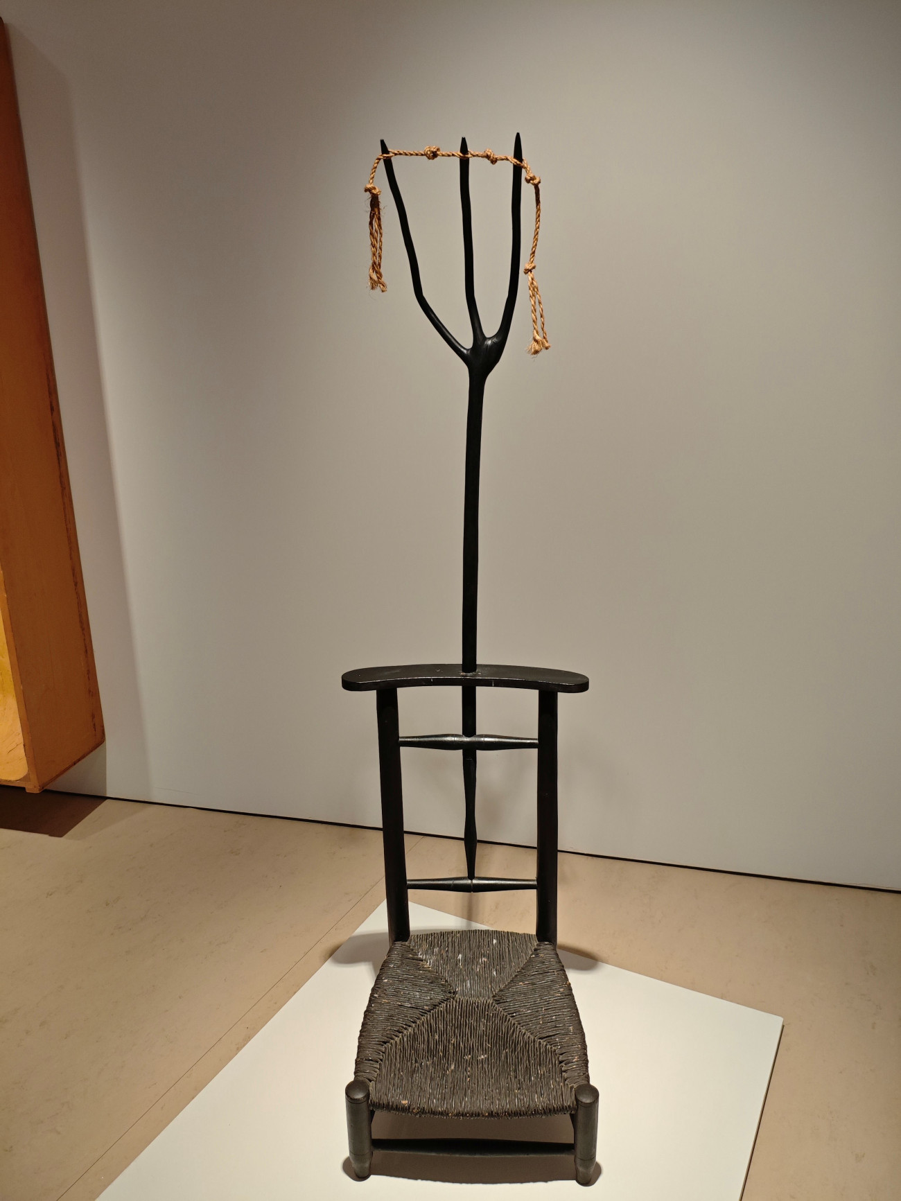 Obra de Guillem Viladot. Sin título, 1990. El campesino en busca de ayuda y apoyo tanto en la tierra como en el cielo