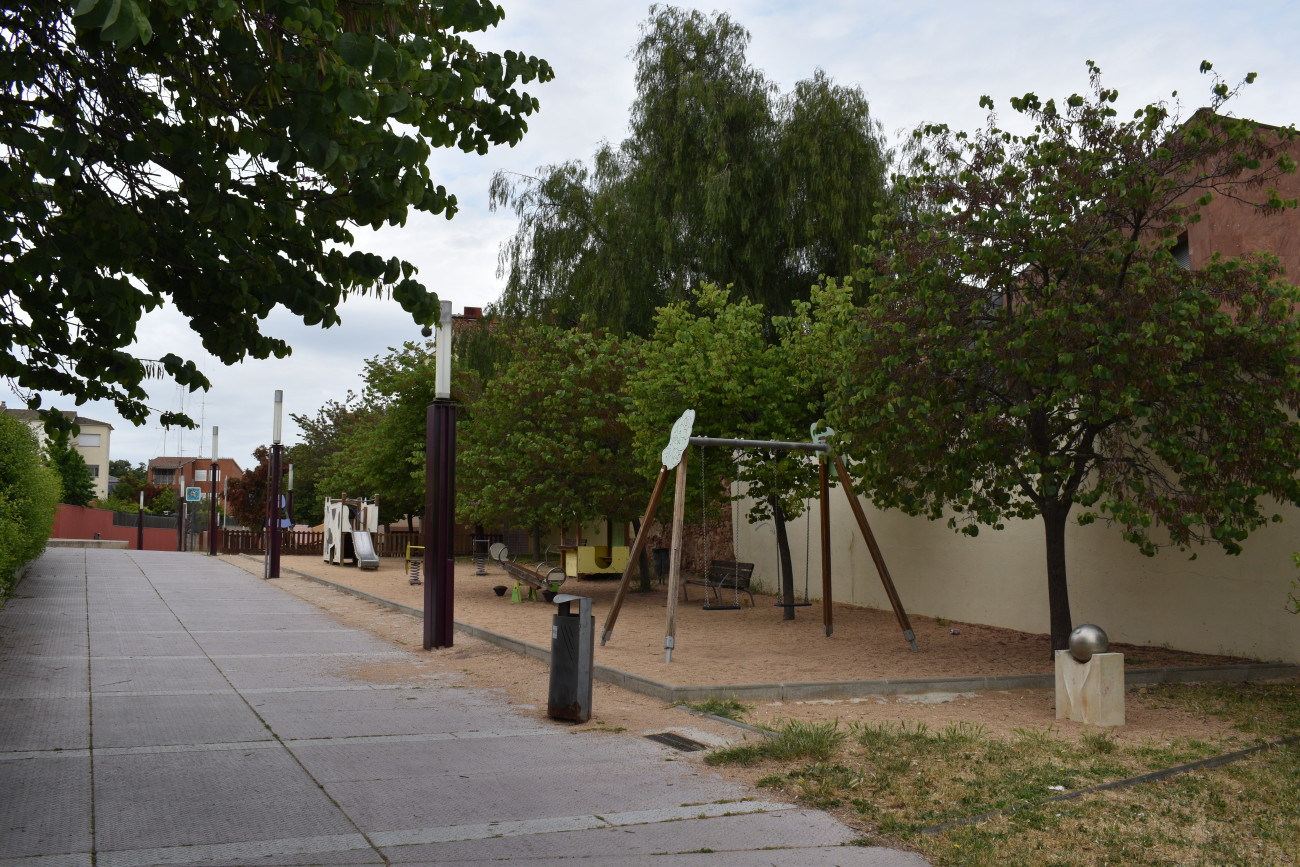 Parque infantil junto a la plaza de la Estación, una de las zonas de paso y encuentro del municipio.