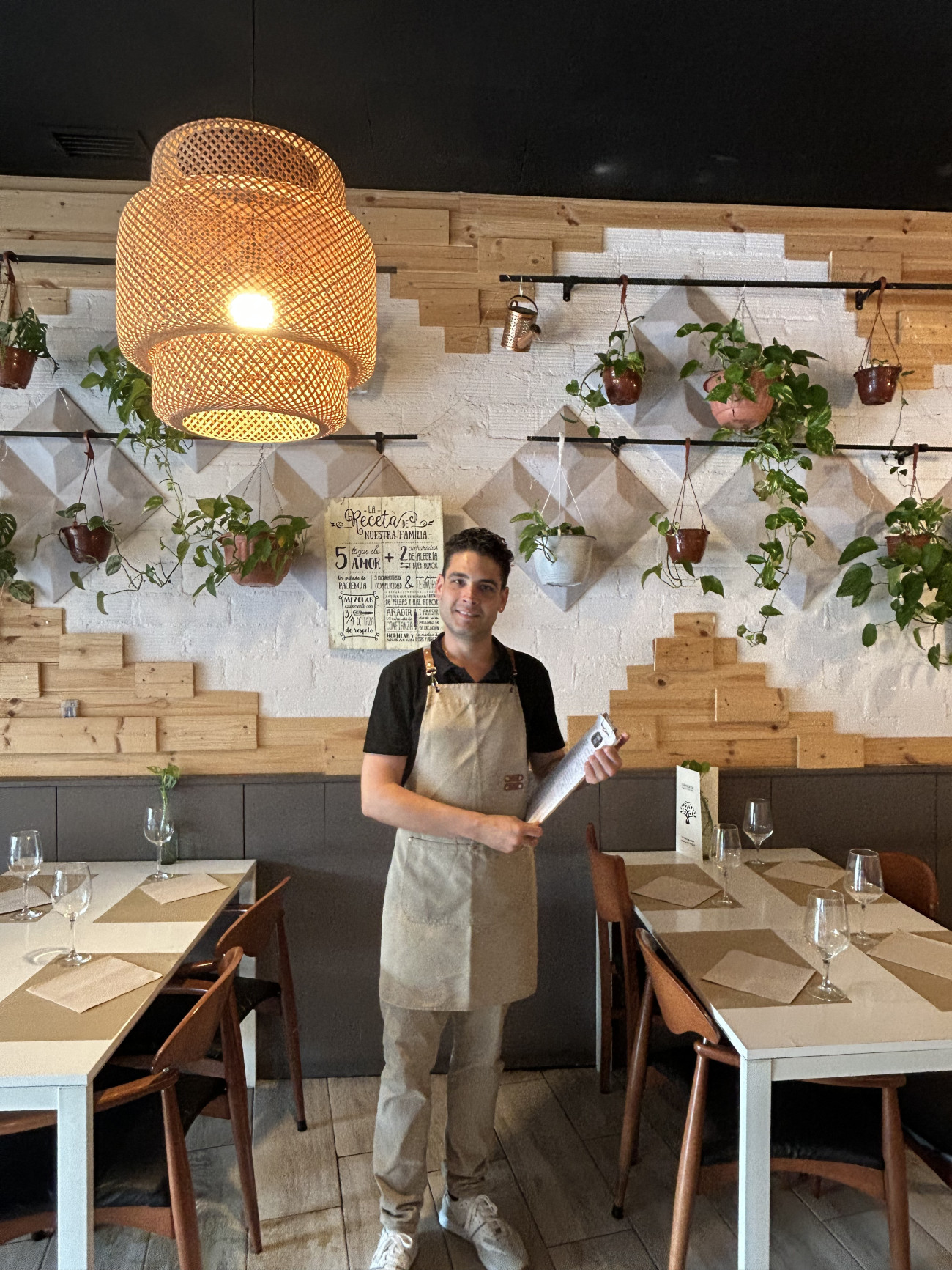 Pedro, camarero del restaurante El Garrofer.