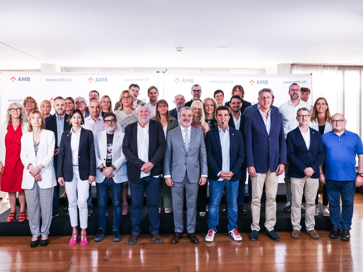 Fotografia de família dels alcaldes i alcaldesses metropolitans acabats d’elegir en les eleccions de maig del 2023 en la primera reunió