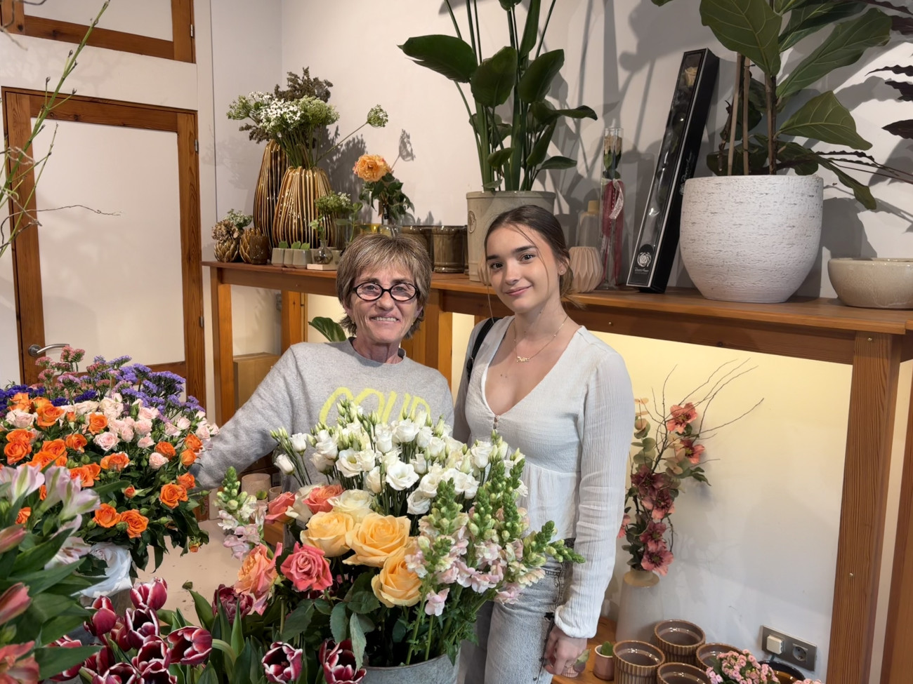 La propietaria de la floristería Montané, con más de 50 años de trayectoria, junto a la autora de este reportaje