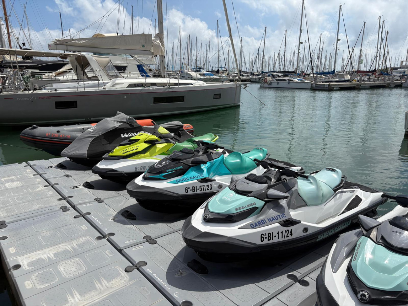 Motos d’aigua i vaixells del local Garbí Nàutic