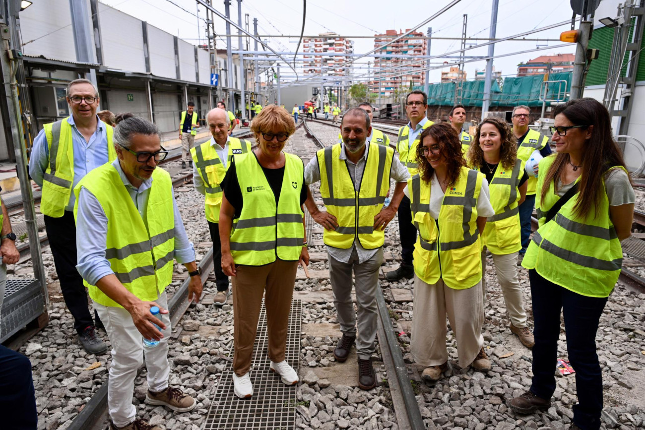  Las autoridades de transporte metropolitano también supervisaron el tramo al descubierto entre las estaciones de Santa Eulalia y Mercat Nou, así como los talleres