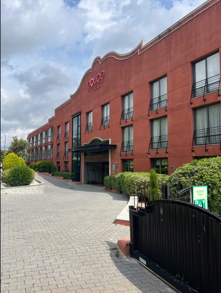 Entrada del hotel, que trabaja estrechamente con bodegas como Can Estella, Parera o Freixenet para ofrecer diferentes actividades vitivinícolas
