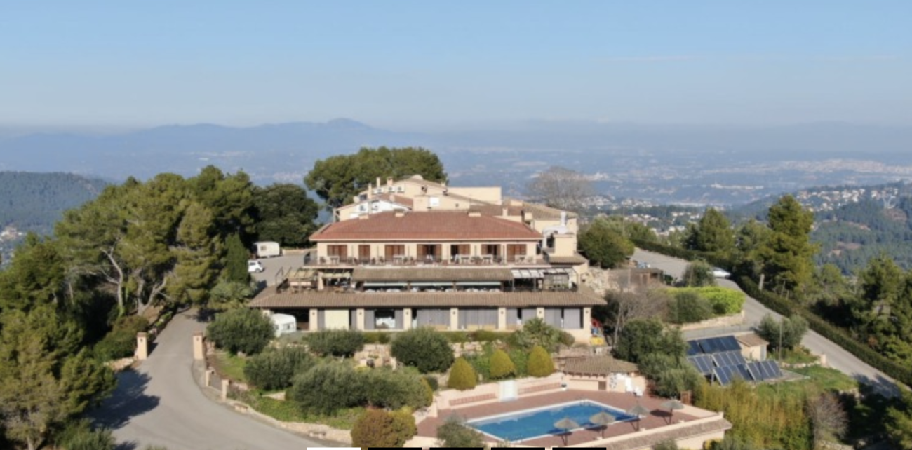 Vista del conjunto de Can Rafel, en Cervelló, un pequeño hotel con un buen restaurante