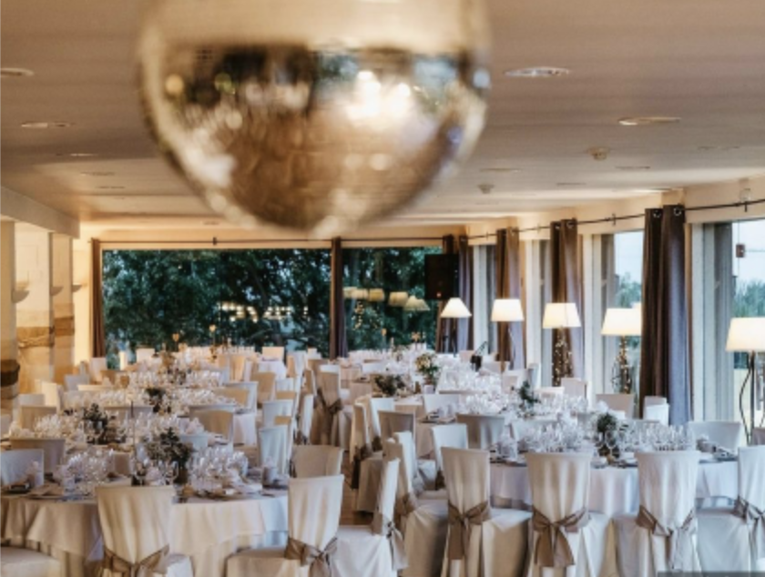 El restaurante de Can Rafel cuenta con varios comedores, el más grande con grandes ventanales para contemplar el bosque