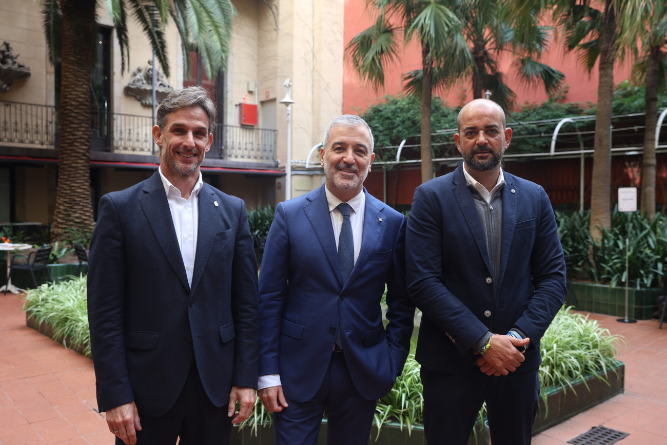 Xavi Paz, vicepresident executiu del Consorci; Jaume Collboni, president sortint, i Xesco Gomar, nou president de l’ens, durant l’acte de balanç dels quinze anys del Parc Natural de la Serra de Collserola
