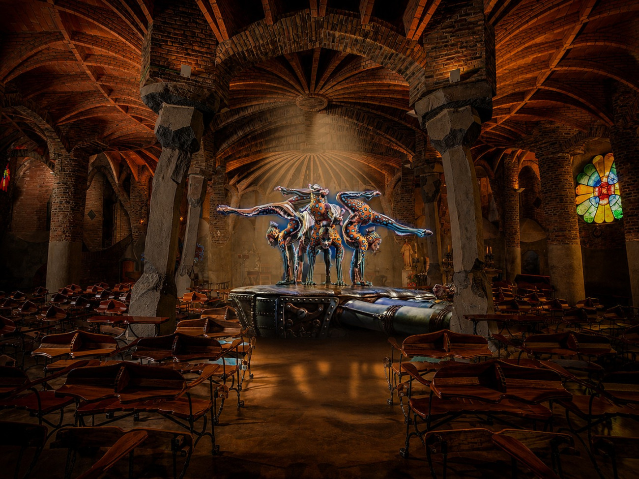 Fotomontaje de uno de los números de Kurios en el interior de la Cripta de Gaudí, en Santa Coloma de Cervelló