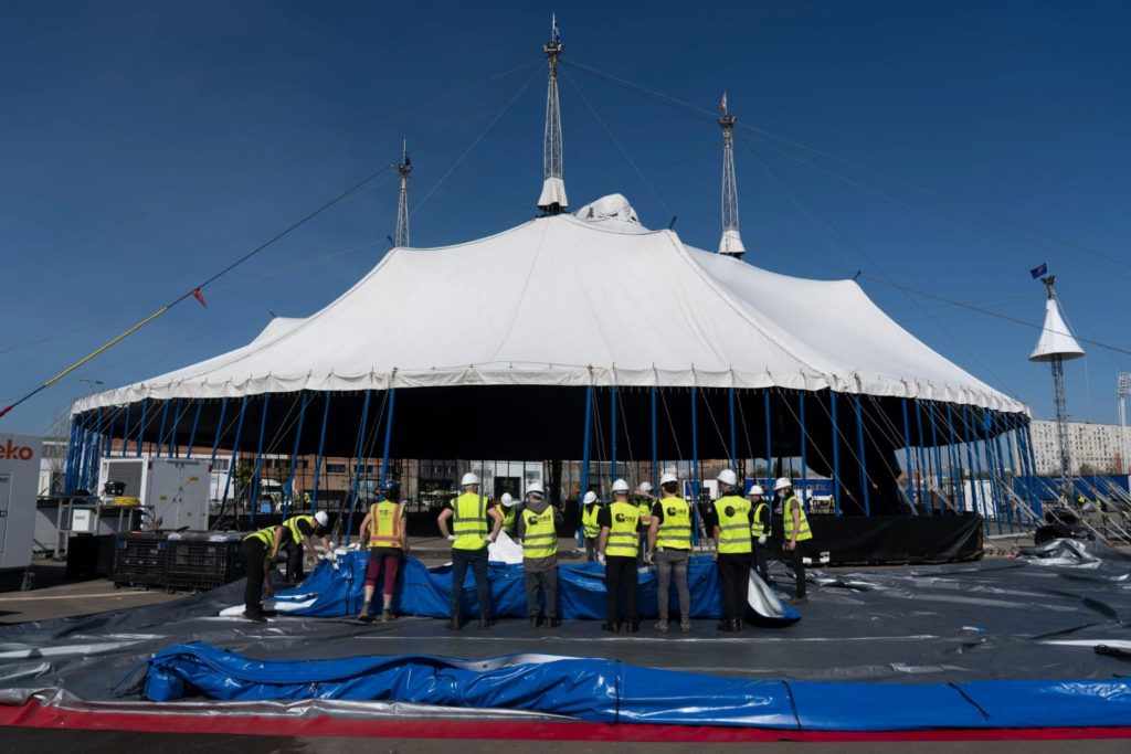  Estos días empiezan los trabajos para levantar la Gran Carpa circense en Bellvitge para que suba el telón el día 3 de septiembre