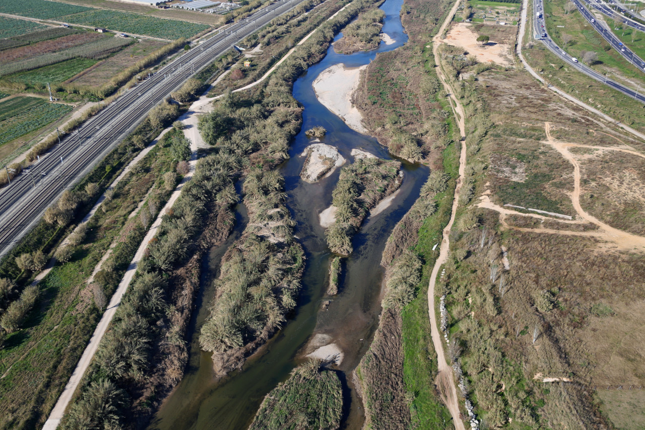  En ambas riberas del cauce del Llobregat se puede apreciar en esta imagen aérea los dos caminos que transcurren paralelos. Foto Manuel Jurado. Cedida por AMB