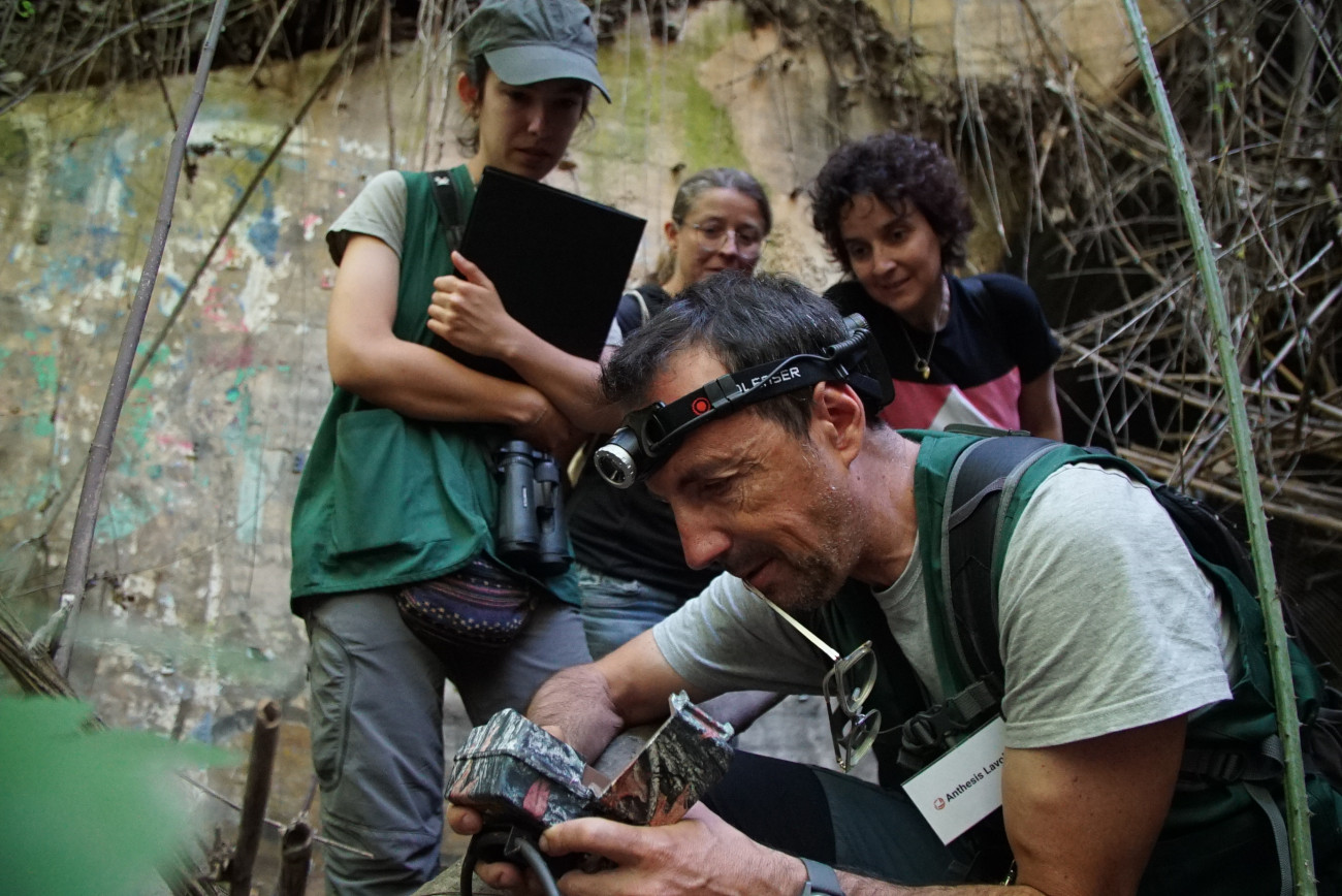  El parque fluvial se utiliza para pasear, correr, montar en bicicleta, realizar actividades educativas y efectuar trabajos de investigación y seguimiento de la fauna, como se aprecia en esta imagen. Foto cedida por AMB