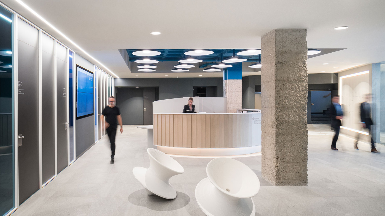 Recepció del centre que combina la pedra de les columnes amb el disseny més funcional del mobiliari