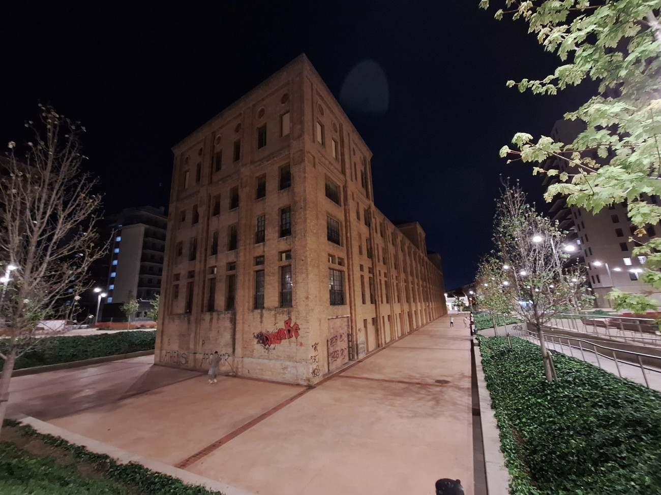 El que queda de la fàbrica Cosme Toda a L’Hospitalet es troba envoltat de blocs d’habitatges