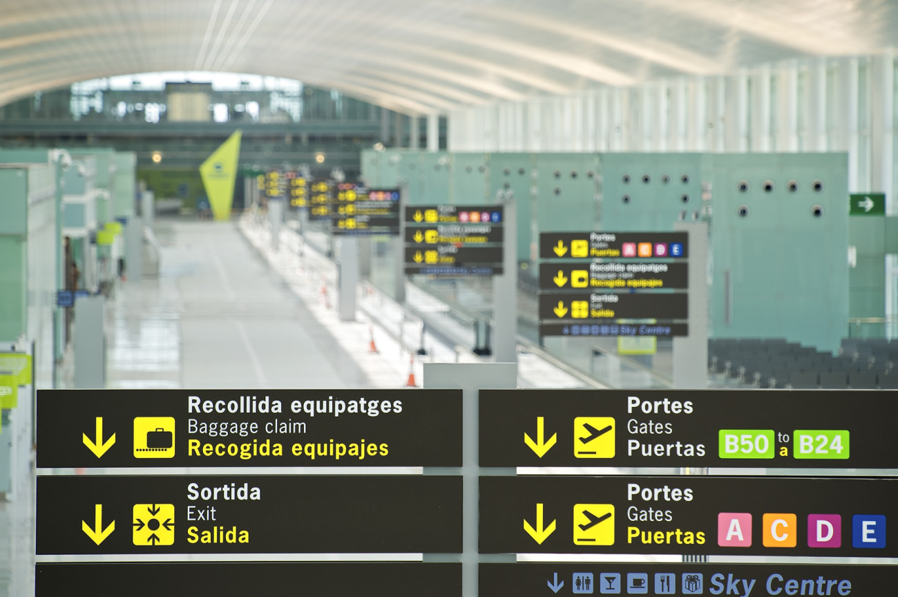 Als rètols de l’interior de les terminals caldrà senyalitzar la nova estació del tren llançadora