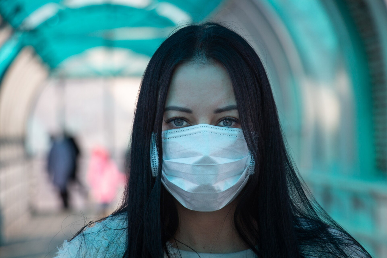 Sin pandemia, la mascarilla no es necesaria, excepto en ocasiones excepcionales. Igual debería ocurrir con las medidas de aislamiento funcionarial adoptadas durante el confinamiento
