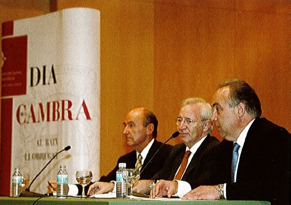  Guilera (primero por la derecha) en el Dia Cambra 2004 con el presidente Miquel Valls y Miquel Roca i Junyent. Valls presidió la Cambra hasta junio de 2019, tras 17 años al frente de la entidad desde su nombramiento en 2002