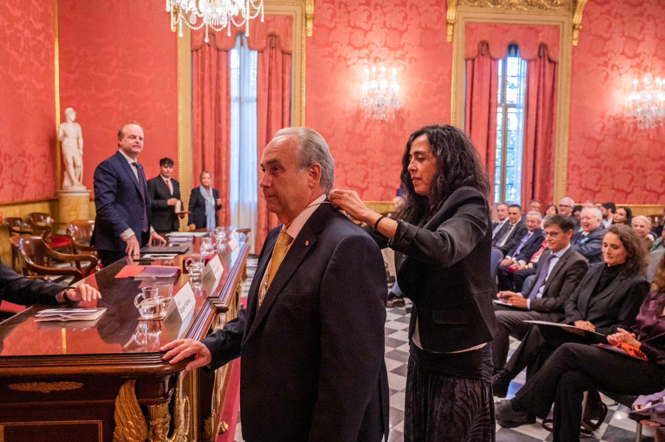  Imposición de la Medalla de Honor de la Cambra a manos de la presidenta Mònica Roca