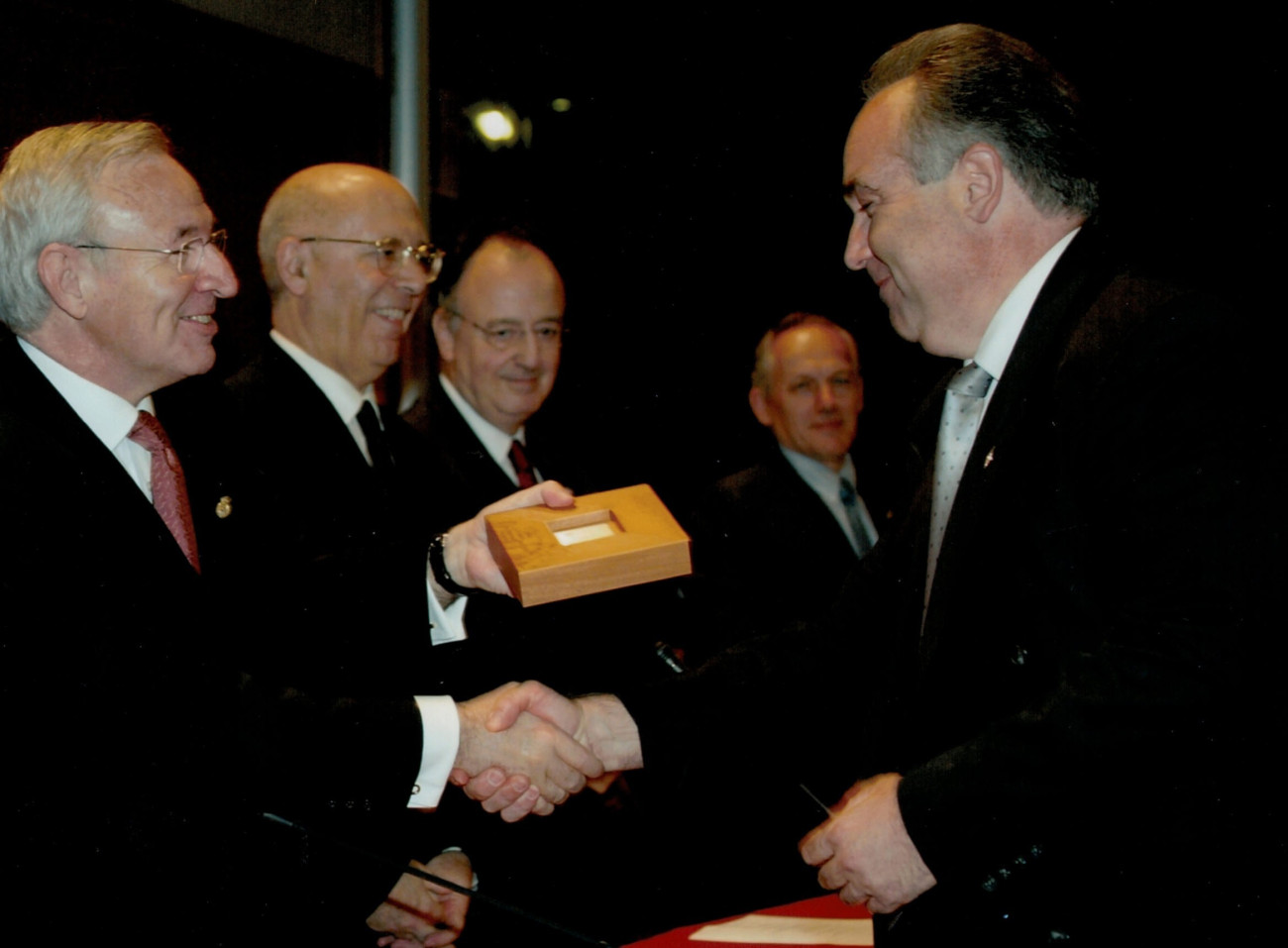   Entrega a Carles Guilera de la placa 50 años de Guilera S.A. por parte del presidente de la Cambra, Miquel Valls