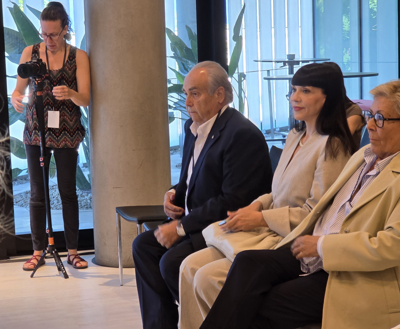 La presidenta de la delegación de la Cambra junto a Carles Guilera, ex presidente de la delegación del Baix Llobregat. Parés reclama un relato propio para que L’Hospitalet haga visible su aportación frente al poder de atracción de la marca Barcelona