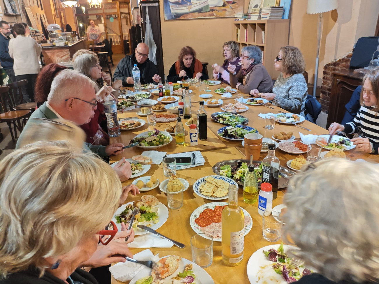 Gairebé cent trobades filosòfiques d’Esplugues contra la polarització que emula el Banquet de Platò, obra que s’estructura com una sèrie de discursos durant una celebració alcohòlica i festiva