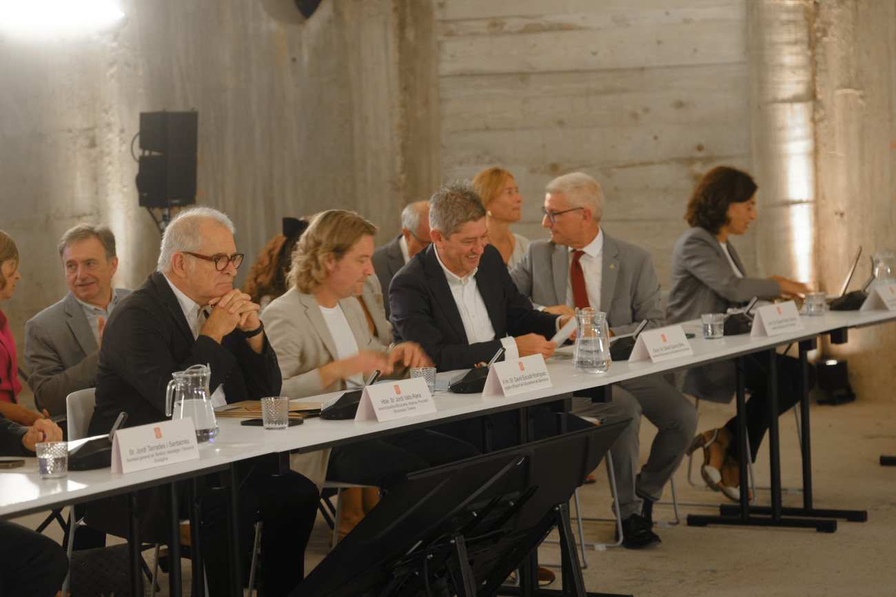 Los representantes de los municipios donde se ubicarán las nuevas instalaciones participando en la reunión de este miércoles