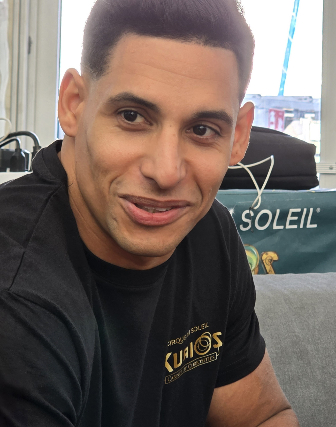 Darián és cubà i viu a València. Abans d’ingressar al Cirque du Soleil va ser atleta d’elit