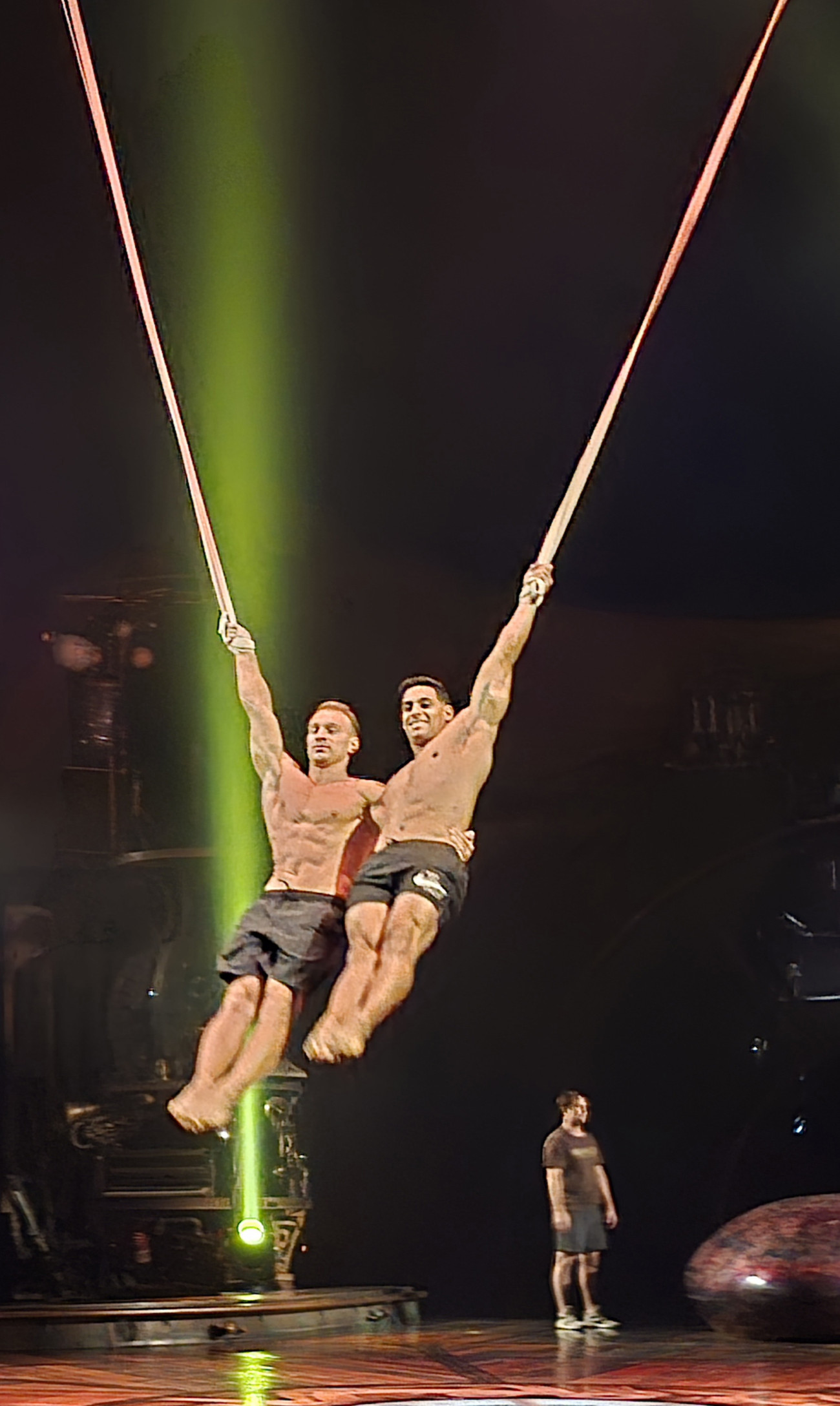 Darián amb el seu company durant l’assaig del Duo Straps, elaborat amb corretges aèries