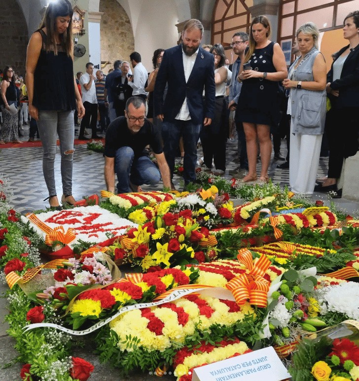 Ofrena floral del PSC del Baix Llobregat a la tomba de Rafael Casanova