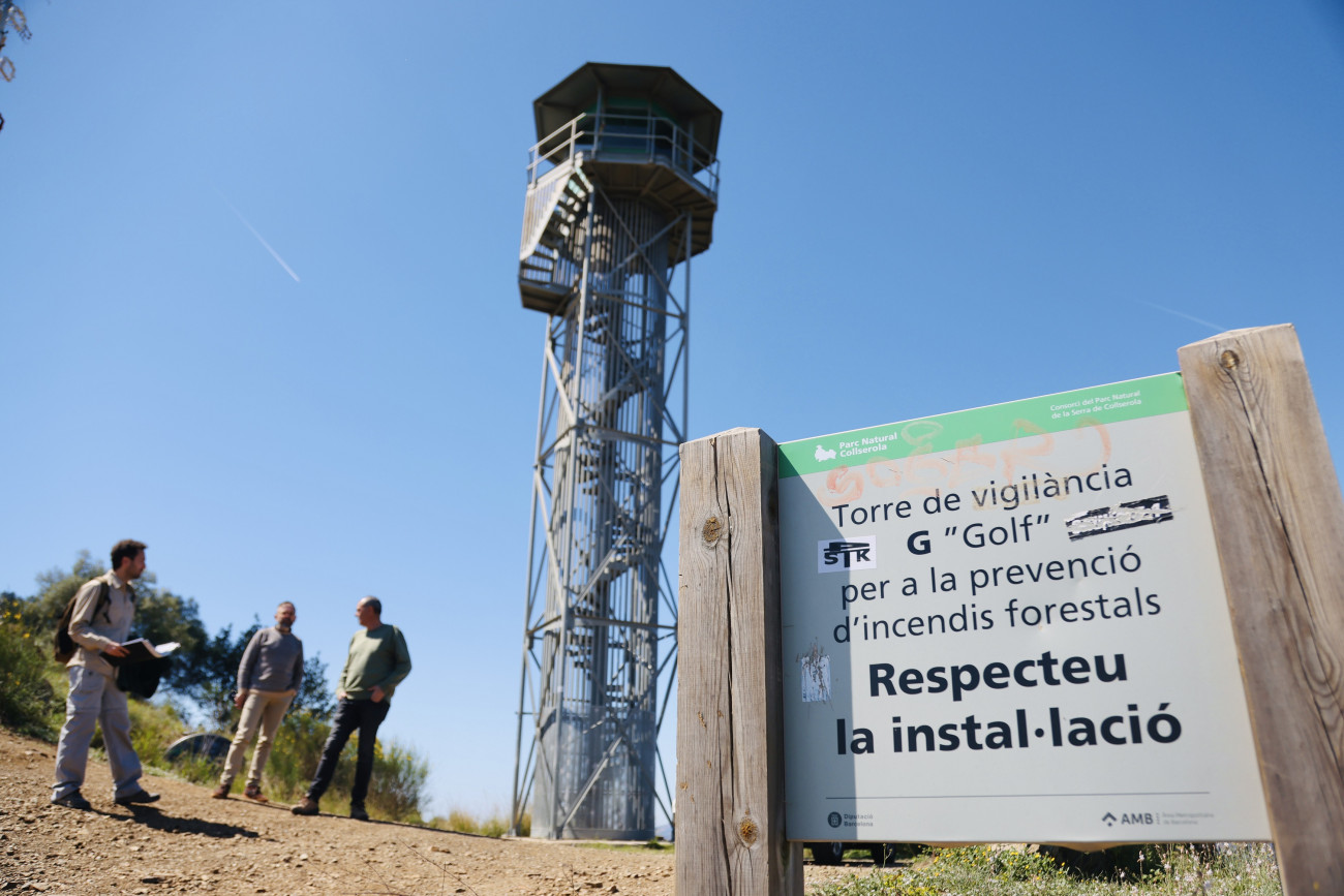 Una de les torres de vigilància a la serra de Collserola, que transcorre pels municipis de Molins de Rei, Sant Feliu de Llobregat, Sant Just Desvern i Esplugues de Llobregat